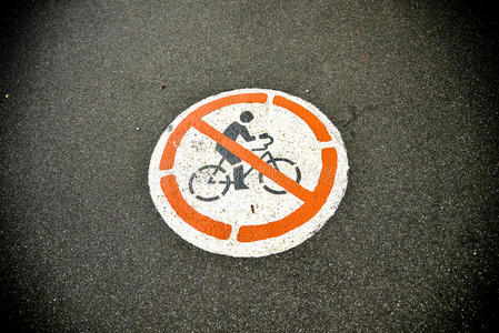 道路上禁止使用自行车标志