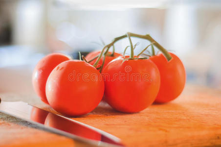 砧板上的熟西红柿