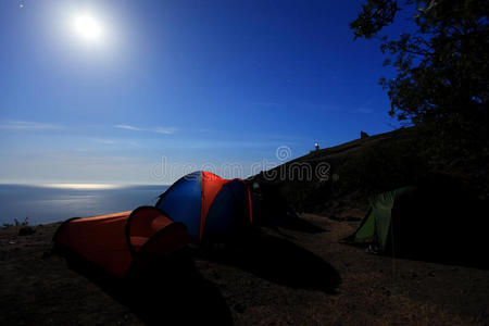 海边的旅游帐篷。月夜。大山，犯罪