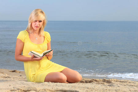 女读书女黄裙图片