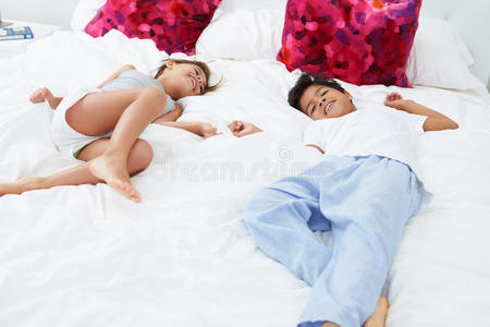 孩子们穿着睡衣躺在床上