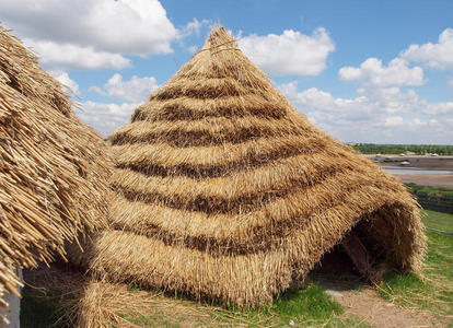 新石器时代的稻草屋照片