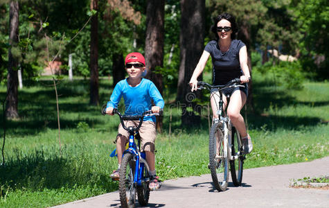 夏天母子俩在户外骑自行车图片