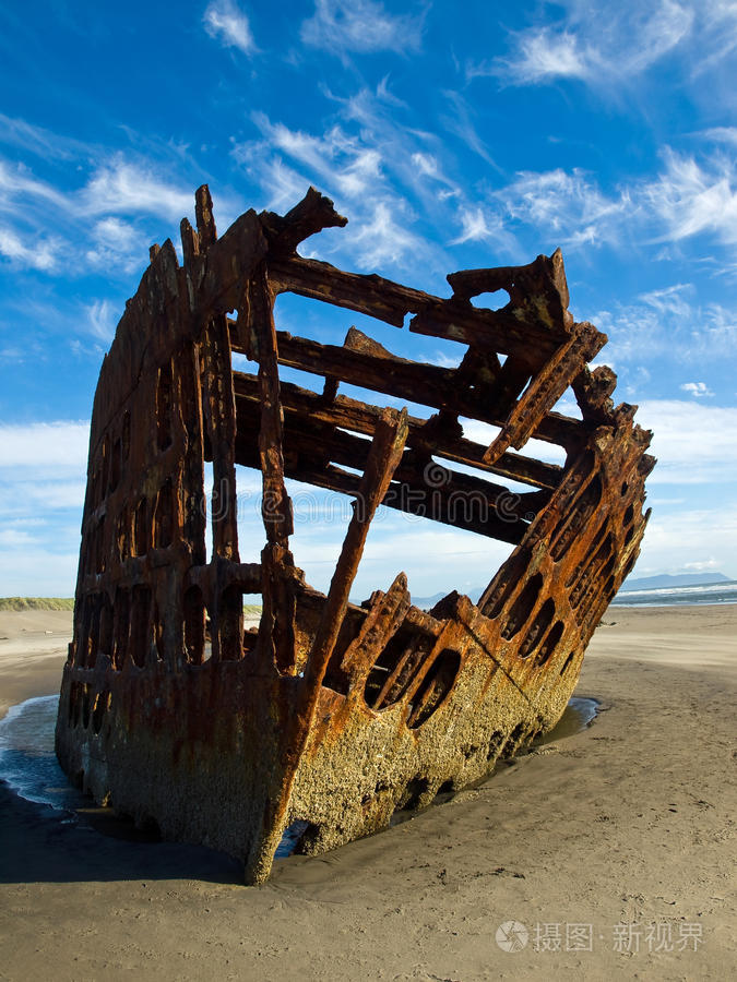 生锈的船残骸