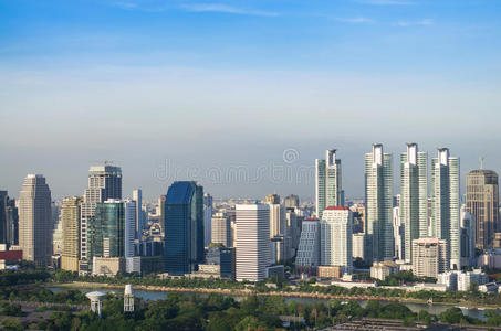 曼谷现代城市景观，蓝色背景，泰国。