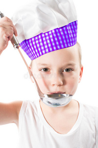 男孩厨师戴着厨师帽，平底锅在白色背景上被隔离。