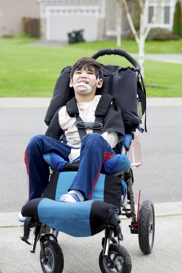 坐轮椅的快乐残疾小男孩