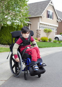 户外轮椅上的残疾小男孩