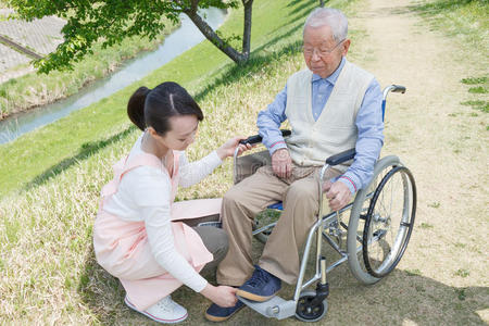 老人坐在轮椅上照顾