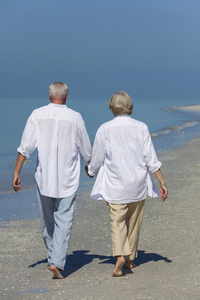 幸福的老夫妇.手牵手的老人.