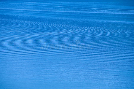 蓝色的水波。