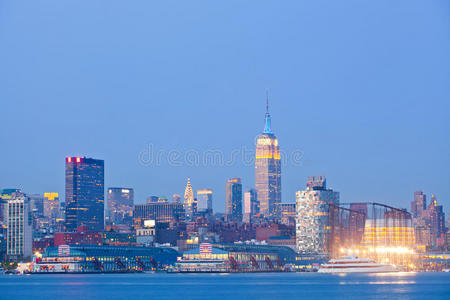 美国纽约市多彩夜空全景图