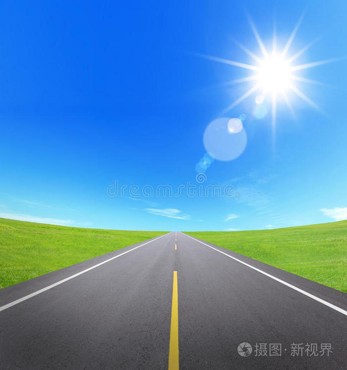 多云阳光的柏油路