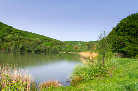 山间湖