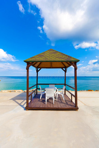海滩边的空椅子和露台。