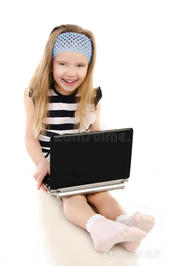 带着笔记本电脑微笑可爱的小女孩