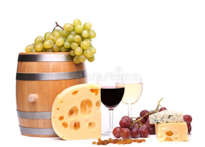 桶，奶酪，一杯酒和成熟的葡萄