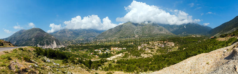 夏季略加拉山口阿尔巴尼亚全景。