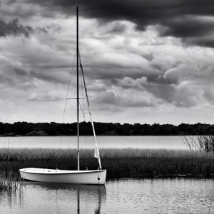 风雨交加时帆船停泊在湖上
