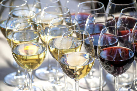 酒杯配红酒和白葡萄酒特写镜头照片