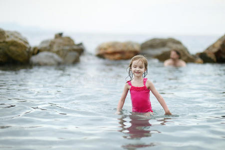 小女孩在水里玩耍