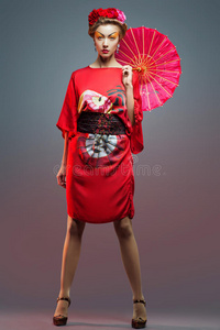 日本和服女人穿着传统日本红色和服的亚洲时尚女性照片