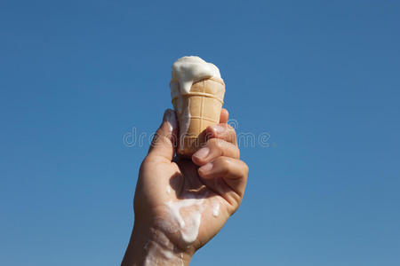 冰淇淋在手。