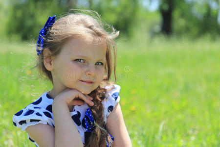草地上的小女孩。