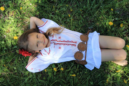 草地上的小女孩。