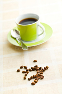 复古桌布上的咖啡豆图片