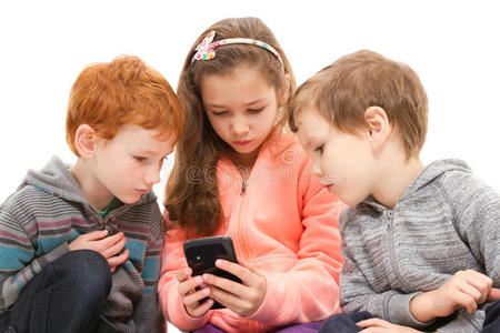一群使用智能手机的孩子