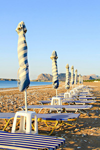 沙滩上的雨伞和椅子