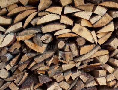 一堆剁碎的木柴。