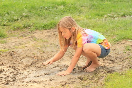 深陷泥潭泥潭里的小女孩照片