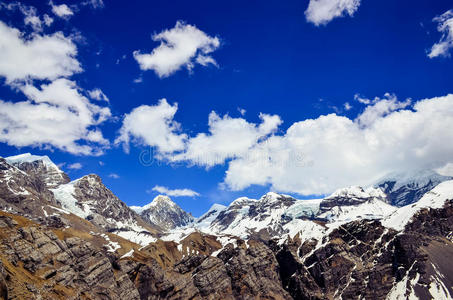 喜马拉雅山脉的雪峰和云层