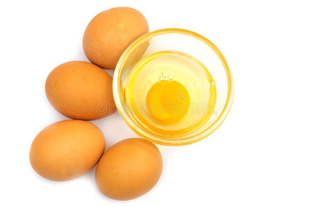 把蛋黄分开。