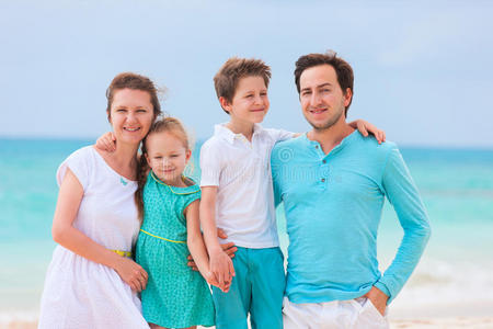 一家人在热带海滩度假图片