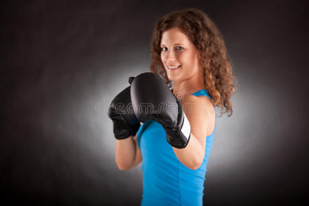 漂亮的戴着手套的运动型女人