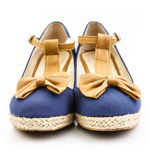 蓝鞋正面图脏蓝牛仔鞋蓝鞋子白底白底海军蓝运动鞋在霓虹蓝-洋红色