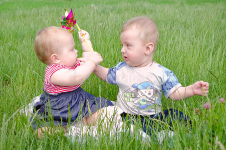 在绿草地上玩耍的小男孩和小女孩