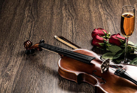 小提琴，玫瑰，一杯香槟和音乐书