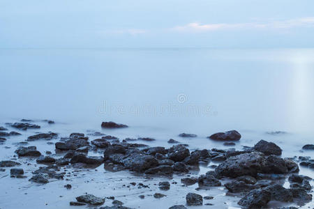 海景 放松 泼洒 海滩 美女 太阳 岩石 天空 场景 地平线