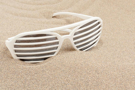 风趣的沙滩太阳眼镜