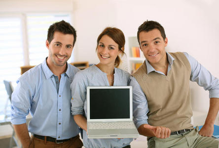 年轻的创业者在笔记本电脑屏幕上显示文本或结果