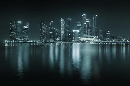 夜晚的新加坡天际线摩天大楼倒影。