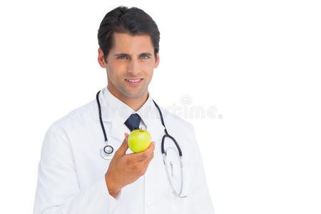 医生拿着苹果对着镜头微笑