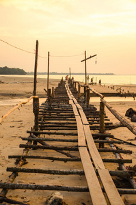海上日落木桥，泰国