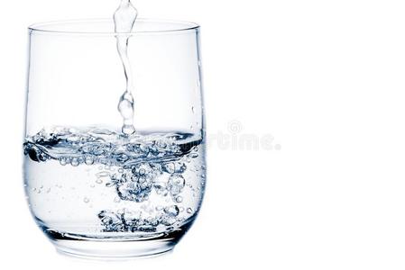 往杯子里倒满水,留有写文字的地方照片
