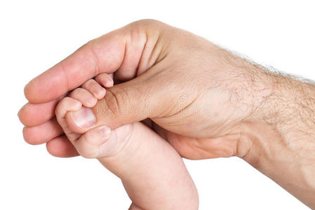 婴儿握住父母拇指的手