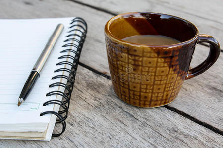 咖啡和螺旋笔记本